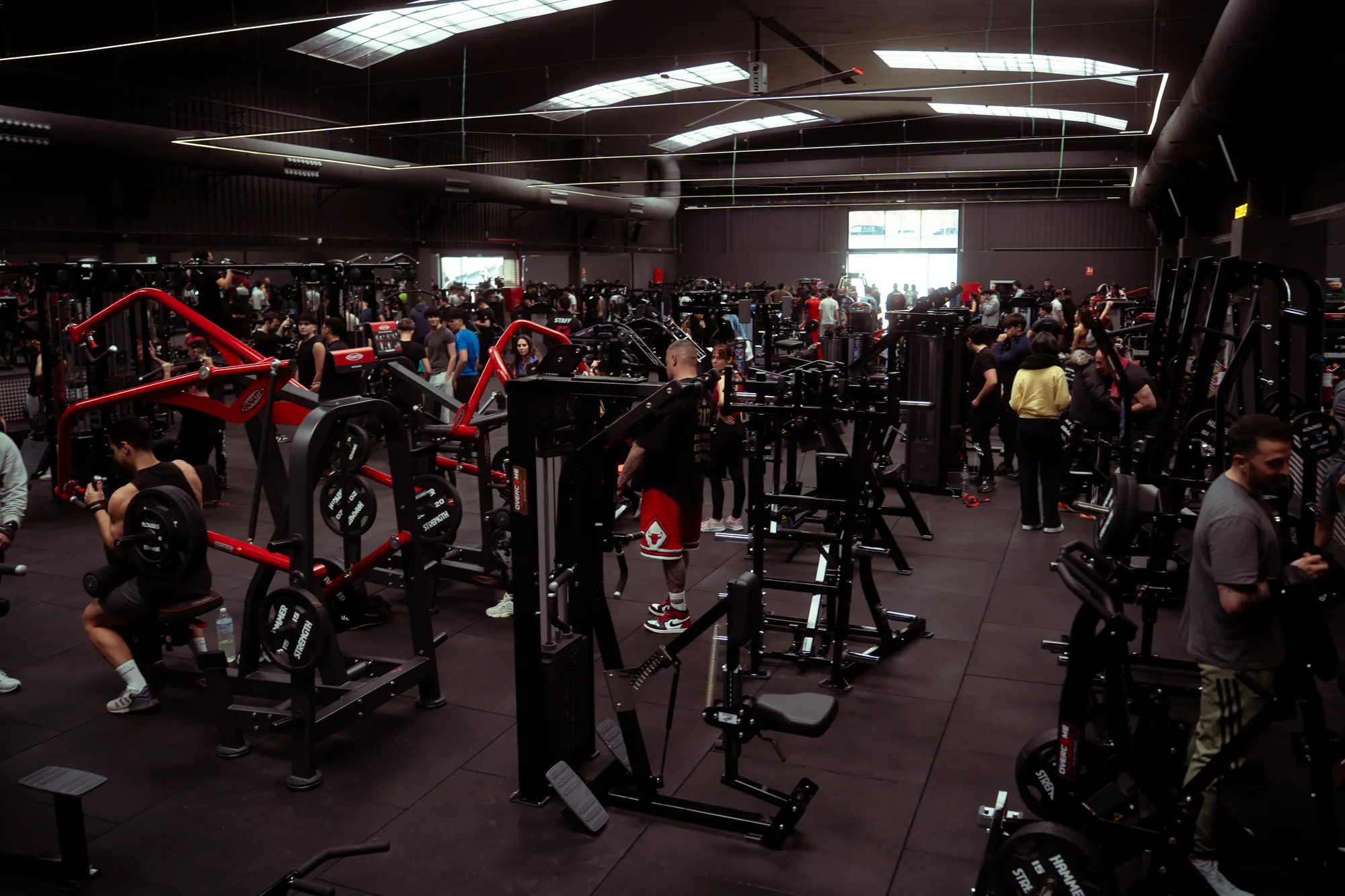 Sala llena de socios entrenando