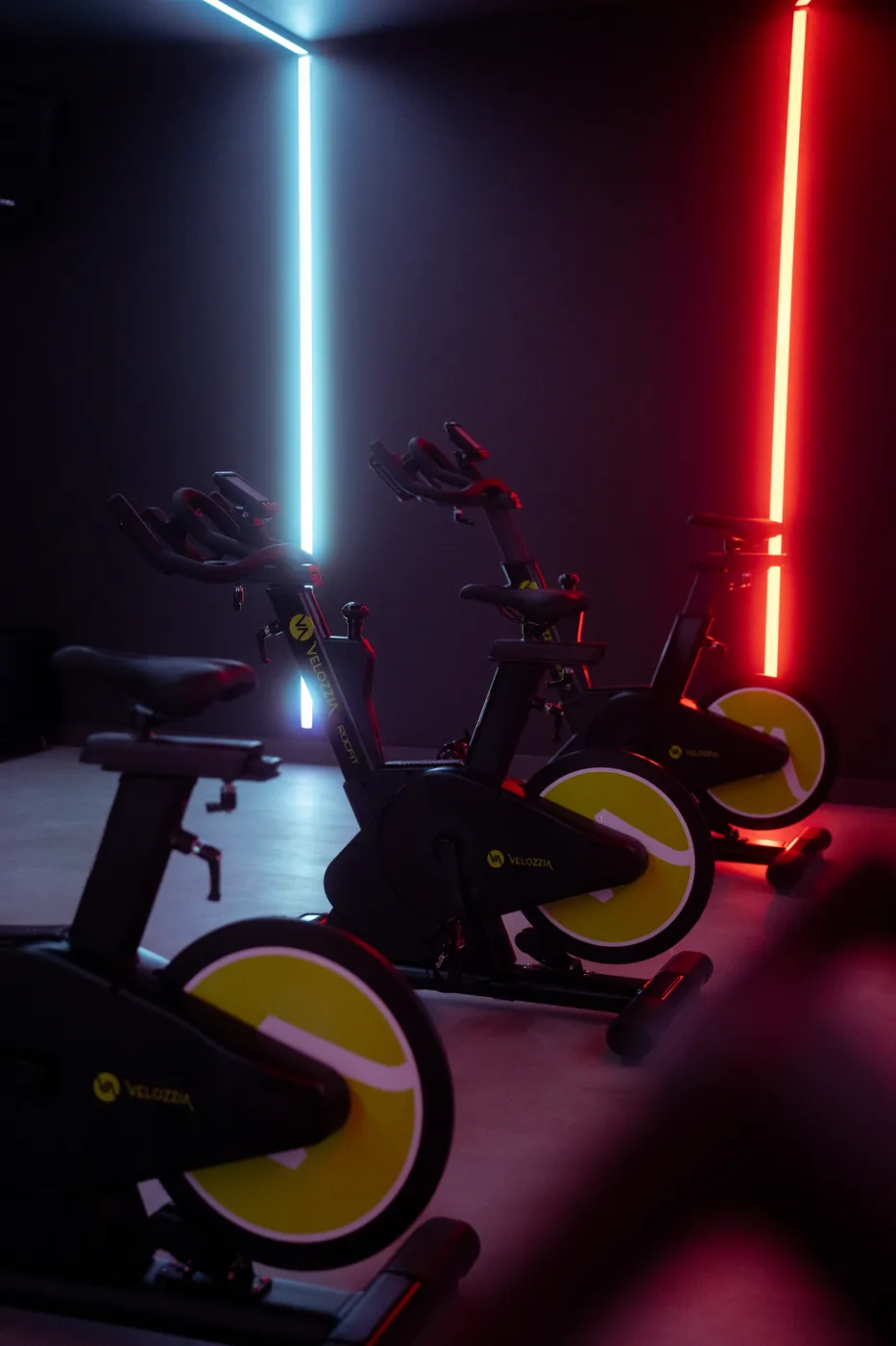 Bicicletas de ciclo indoor con luces de neón