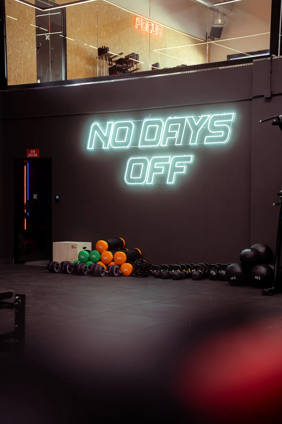 Neón NO DAYS OFF en la zona funcional